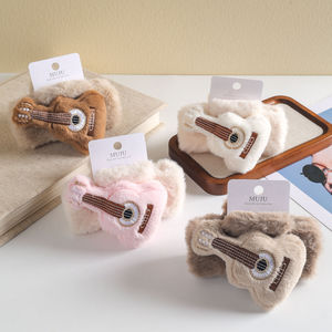 MUJU Fermaglio per capelli a forma di chitarra in peluche da 11 cm, in pelliccia sintetica, per coda di cavallo e chignon, colori misti, MOQ ridotto, pronto per la vendita al dettaglio, logo personalizzabile, codice a barre - Product Image 1
