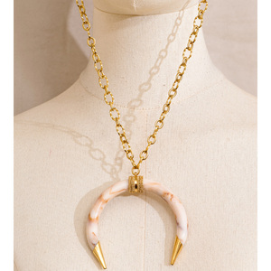 JINYOU 1228 Nouveau style Collier long en acier inoxydable plaqué or 18 carats avec pendentif corne en résine, style affirmé - Product Image 4