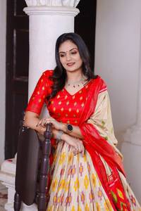 Tenue de mariage indienne de haute qualité à séchage rapide, comprenant un Lehenga Choli en Chinnon avec des sequins et un imprimé positionné, et un Dupatta en soie Dola. - Product Image 2