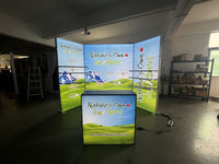 Ensemble de stand d'exposition modulaire portable bleu, vert et blanc avec murs d'affichage 3 faces et comptoir de réception pour animaux de compagnie