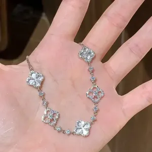 Bracciale con quadrifoglio in zirconia cubica per donne e ragazze, regalo di gioielli di lusso dal design elegante e cavo - Product Image 6