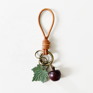 Porte-clés Y2K Fraise, Fruits & Noix, Fait Main en Cuir PU et Corde de Cuir de Vachette, Délicat pour Voiture - Durable & Écologique - Product Image 6