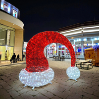Gigantesca Scultura Natalizia 3D LED a Forma di Cappello di Babbo Natale da 300 cm, Impermeabile IP65 per Esterni, Ideale per Esposizioni Commerciali in Centri e Piazze