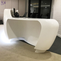 Comptoir de réception en Corian blanc avec forme incurvée pour bureau d'agence de voyage