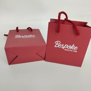 Bolsas de papel burdeos personalizadas con logotipo estampado en caliente con lámina blanca, bolsas de papel de regalo de lujo para empaques de cosméticos y productos de belleza. - Product Image 3