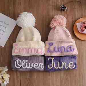 Chapeau tricoté personnalisé pour bébé avec nom brodé, bonnet personnalisé pour enfants avec pompon, bonnets d'hiver faits à la main - Product Image 1