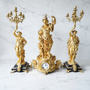 Une paire de chandeliers à 6 bras de style rococo, <span class=keywords><strong>en</strong></span> laiton ornementé et marbre noir/rouge/vert, avec des statues figurées de la déesse de la Lumière <span class=keywords><strong>en</strong></span> or 24 carats. - Product Image 5