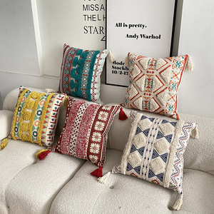 Housse de coussin tuftée style bohème, nouvelle mode, imprimé géométrique coloré, pompons, en coton satiné, pour décoration intérieure - Product Image 2