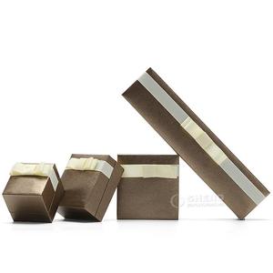 Boîte à bijoux en carton personnalisée avec logo, couleur or champagne, pour collier, bracelet, boucles d'oreilles, bague, avec nœud - Product Image 4