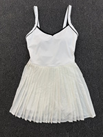 Robe de tennis blanche pour femme avec col en V et passepoil, fines bretelles spaghetti, dos nu, jupe plissée, short intégré, idéale pour l'entraînement, le golf et les activités sportives
