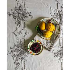 Nappe en lin de style européen avec broderie grise et 12 serviettes, sans plis et de marque hôtelière pour les salons et les salles à manger - Product Image 5