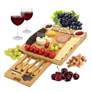 Plateau à fromage en bambou Zhimei Home Furnishings avec ensemble de couteaux pour plateaux de service - Product Image 1