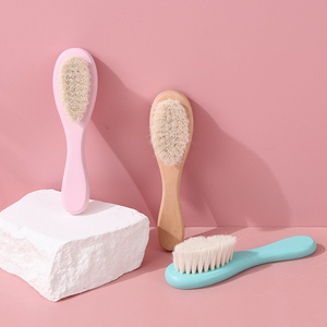 Échantillon gratuit professionnel approuvé Brosse à cheveux pour bébé en bois Peigne et ensemble de brosses pour bébé - Product Image 3