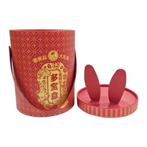 Set Regalo Premium <span class=keywords><strong>di</strong></span> Snack a Forma <span class=keywords><strong>di</strong></span> Orecchie <span class=keywords><strong>di</strong></span> Coniglio |   Scatola Cilindrica Rossa Festiva per Alimenti con Manico |   Cofanetto Regalo per Capodanno e Feste - Product Image 1
