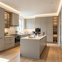 Cuisine en L sur mesure avec îlot central, rangement intégré pleine hauteur, éclairage LED, unité de cuisine pour villa