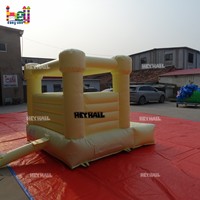 Structure gonflable commerciale jaune pastel pour activités de plein air avec piscine à balles, idéale pour la location