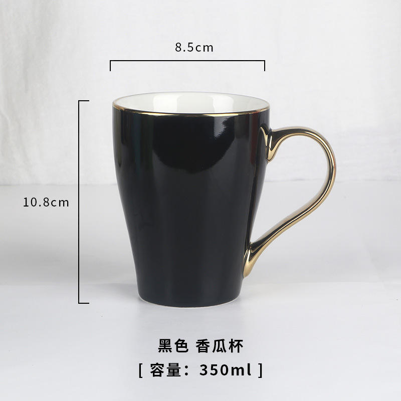 Mango negro brillante chapado en oro.