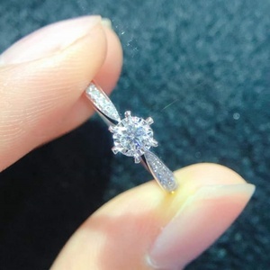 Anillo Solitario Clásico de Oro de 18K con Diamante Sintético Redondo de 0.1ct, Joyería de Moissanita para Mujer - Product Image 2