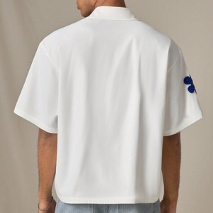 Camisa de chifón de manga corta para hombre, estilo streetwear, casual, de corte holgado, con logo personalizado y aplique de parche flocado. - Product Image 3