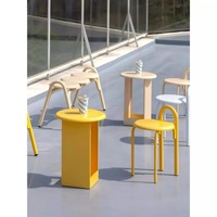 Ensemble de table et de chaises rondes d'extérieur en fer durable personnalisable avec un banc long à visage souriant pour terrasse, salon de thé à bulles, café