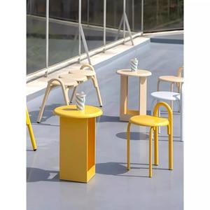 Ensemble de table et de chaises rondes d'extérieur en fer durable personnalisable avec un banc long à visage souriant pour terrasse, salon de thé à bulles, café - Product Image 4