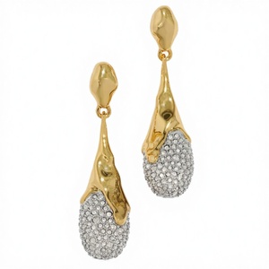 Boucles d'oreilles chandelier minimalistes et tendance en alliage de zinc plaqué or, micro-incrustées de strass en cristal taille princesse, pour le quotidien et les soirées - Product Image 3