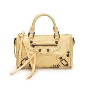 Bolso de hombro geométrico portátil de cuero PU estilo Y2K, diseño vintage neutro con cremallera incrustada, remaches decorativos y borlas - Product Image 4