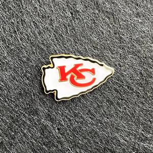 Broche en métal imprimée numériquement avec le logo des Kansas City Chiefs, bijou à thème sportif pour fabricant de pin's de revers, logo des 32 équipes, vente chaude - Product Image 1