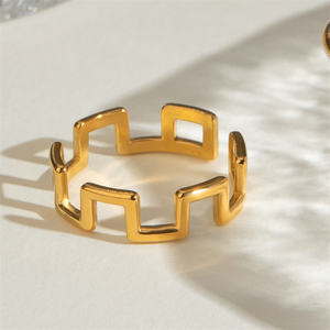 Anillo abierto minimalista de acero inoxidable chapado en oro de 18 quilates que combina con todo Diseño geométrico de almena cuadrada Simple Joyería de moda - Product Image 1