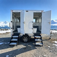 Remorque de toilettes mobiles de luxe à 2 postes avec toilettes en céramique, lavabo, miroir, main courante et marches pour événements extérieurs, construction et mariages