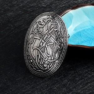 Broche de Aleación con Diseño de <span class=keywords><strong>Lobo</strong></span> Vikingo Vintage al por Mayor, Amuleto con Patrón de Runas en Forma de U, Joyería de Corsage para Cosplay para Mujer - Product Image 6