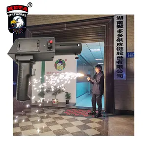 Penjualan terlaris Cina pabrik kembang api aman pistolet sistem menembak untuk pernikahan Pistol cahaya dingin mesin kembang api ignitor