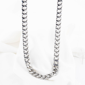 สร้อยคอแฟชั่นสไตล์พังก์ไบค์เกอร์ ยูนิเซ็กซ์  วัสดุไทเทเนียมสตีล  แบบคิวบันเชน  ขัดเงา  ใส่ได้ทุกวัน - Product Image 4