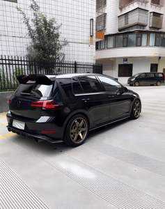 Auto Usata in Vendita a Prezzo Vantaggioso, Golf GTI Nera Potente 2.0T con Alettone DBworks e Cerchi Dorati, Piena di Sportività - Product Image 5
