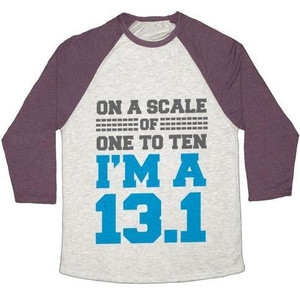 Sur une échelle de 1 à 10, je suis un 13.1 (bleu) : T-shirt de baseball unisexe en tissu mélangé. - Product Image 2
