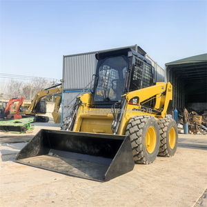 Chargeuse compacte sur pneus CAT 226B3 d'occasion, modèle 2020, avec moteur CAT, poids de la machine 2,64 tonnes, puissance 42 kW, charge nominale 680 kg - Product Image 3