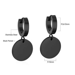 Pendientes de Aro Redondos Personalizables al por Mayor con Nombre Grabado, Chapados en Oro de 18K, de Acero Inoxidable, Tipo Huggie, con Diseño de Disco/Monedero - Product Image 2