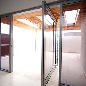 Portes de véranda pivotantes en aluminium et verre, grandes et étanches, pour résidence - Product Image 4