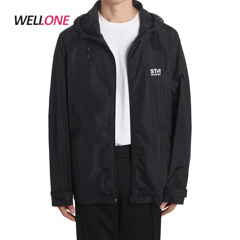 Abbigliamento firmato giacca a vento con cappuccio in poliestere con cerniera nera da uomo con stampa serigrafica personalizzata a buon mercato impermeabile