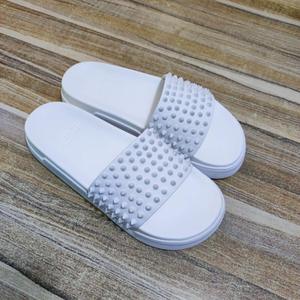 รองเท้าแตะหนังดีไซน์เนอร์คุณภาพสูงปี 2026 แบบกำหนดเองได้ แฟชั่น CL พื้นหนาประดับหมุด รองเท้าแตะพื้นแดงสำหรับทุกเพศ รองรับ OEM ODM - Product Image 5