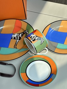 Décoration de style européen à prix bas avec 4 assiettes en porcelaine et un service de table - Product Image 4