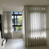 Voilage et rideau en polyester aspect lin avec style Wabi Sabi et rayures verticales pour salon