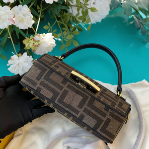 Elaborado con material textil de primera calidad, este bolso de mujer presenta un clásico estampado floral, perfecto para reuniones sociales. - Product Image 1