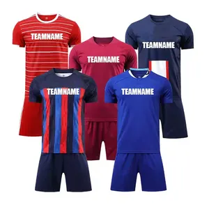 男子足球穿定制的青年足球服，带有标志和数字升华的足球服