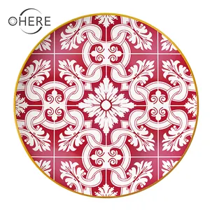 Modello di fiore rosso su sfondo bianco piatto di ceramica bone China tondo piatto di Porcellana con opaco oro bordo a buon mercato set di posate