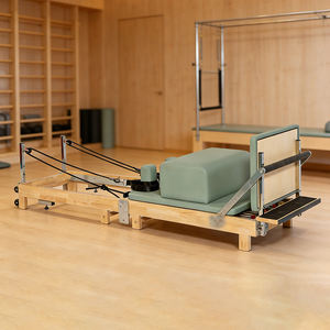 جهاز بيلاتس ريفورمر خشبي من خشب البلوط للتمارين الرياضية الاحترافية والمتينة، مناسب لاستوديوهات اليوغا - Product Image 1