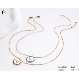 Collana con Ciondolo a Forma di Lettera V con Diamante, Catena da 2 Cm, Argento, Oro, Acciaio - Product Image 3