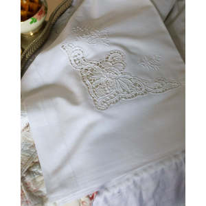 Set Letto Matrimoniale Fatto a Mano in Cotone e Lino con Pizzo di Burano e Ricamo a Punto Raso - Product Image 1