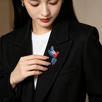 Pin de metal personalizado con diseño de loro macaw, broche de esmalte con incrustaciones de diamantes de imitación para decoración de ropa