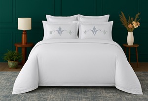 Housse de coussin florale Celeste Lily, élégante housse de coussin bleue à motif de lys, tissu doux et respirant, design botanique, résistant à la décoloration - Product Image 3